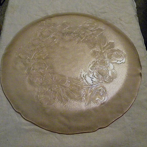 Arcoroc France 12 ½ inch diameter pink platter - Picture 4 of 4